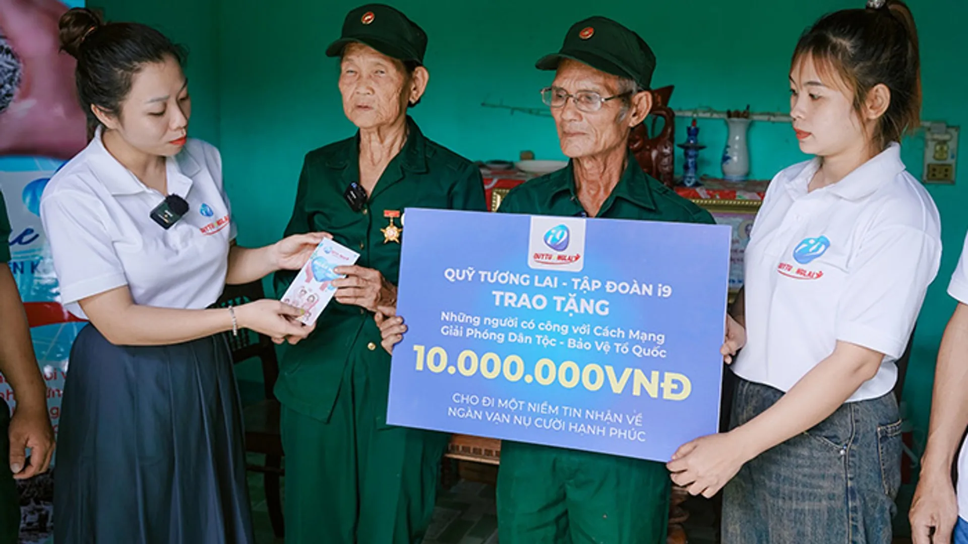 Hình ảnh đại diện cho phần Câu Hỏi Thường Gặp của KC88 và K88C, với biểu tượng hỗ trợ khách hàng và các yếu tố cá cược trực tuyến