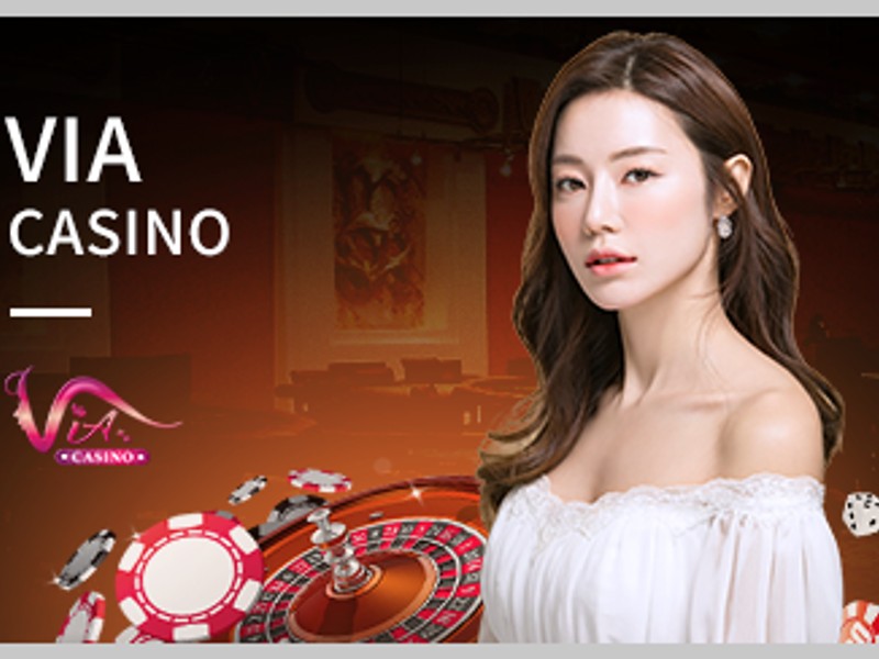 Hình ảnh sòng bạc trực tiếp với người chia bài thật và bàn chơi Baccarat, Roulette